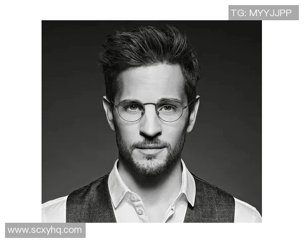 足球明星身着阿玛尼西装展现魅力风采引领时尚潮流